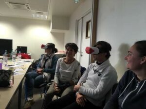 réunion de personnes avec des casques de réalité virtuelle