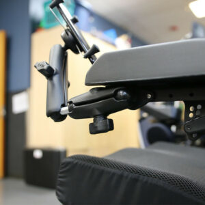 Supports appareils multimédias pour fauteuil roulant