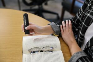 Orcam Read : le stylo de lecture pour dyslexique le plus avancé - OrCam