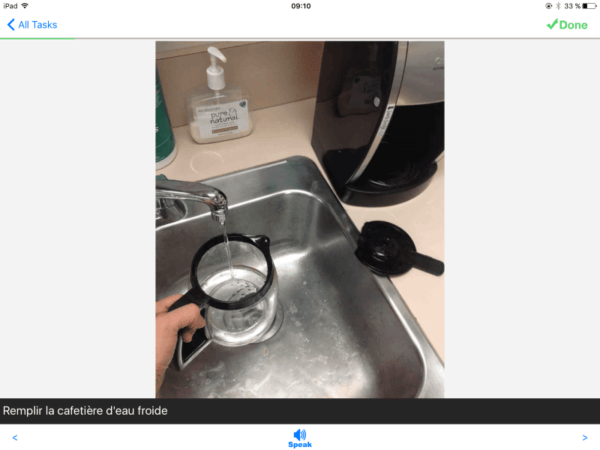 Activité - Préparer le café. Etape 1 - remplir la cafetière d’eau froide - photo (vidéo possible), texte lu par voix de synthèse ou commentaire audio.