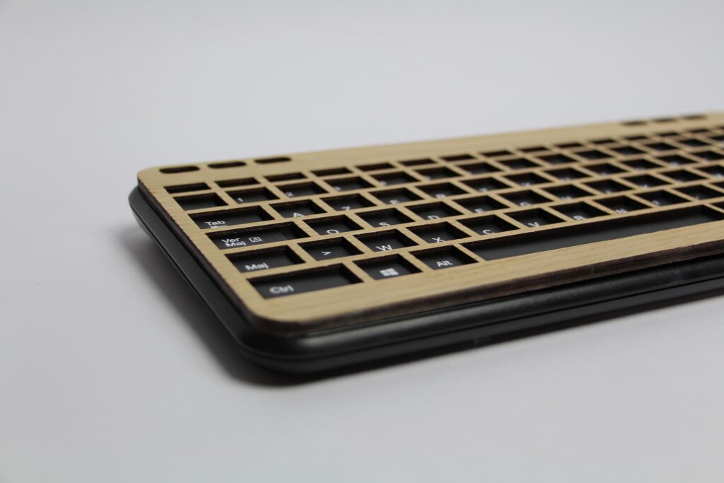 Guide-doigts en bois posé sur un clavier