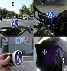 Photo qui illustra le badge lumineux HandyLight accroché sur un vélo ou un sac à dos