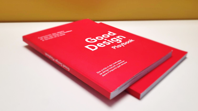 Deux livres posés sur une table. On peut lire le titre "Good Design Playbook"