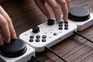 La manette Lite SE 2,4G de 8BitDo pour la console Xbox et ses deux contacteurs paramétrables