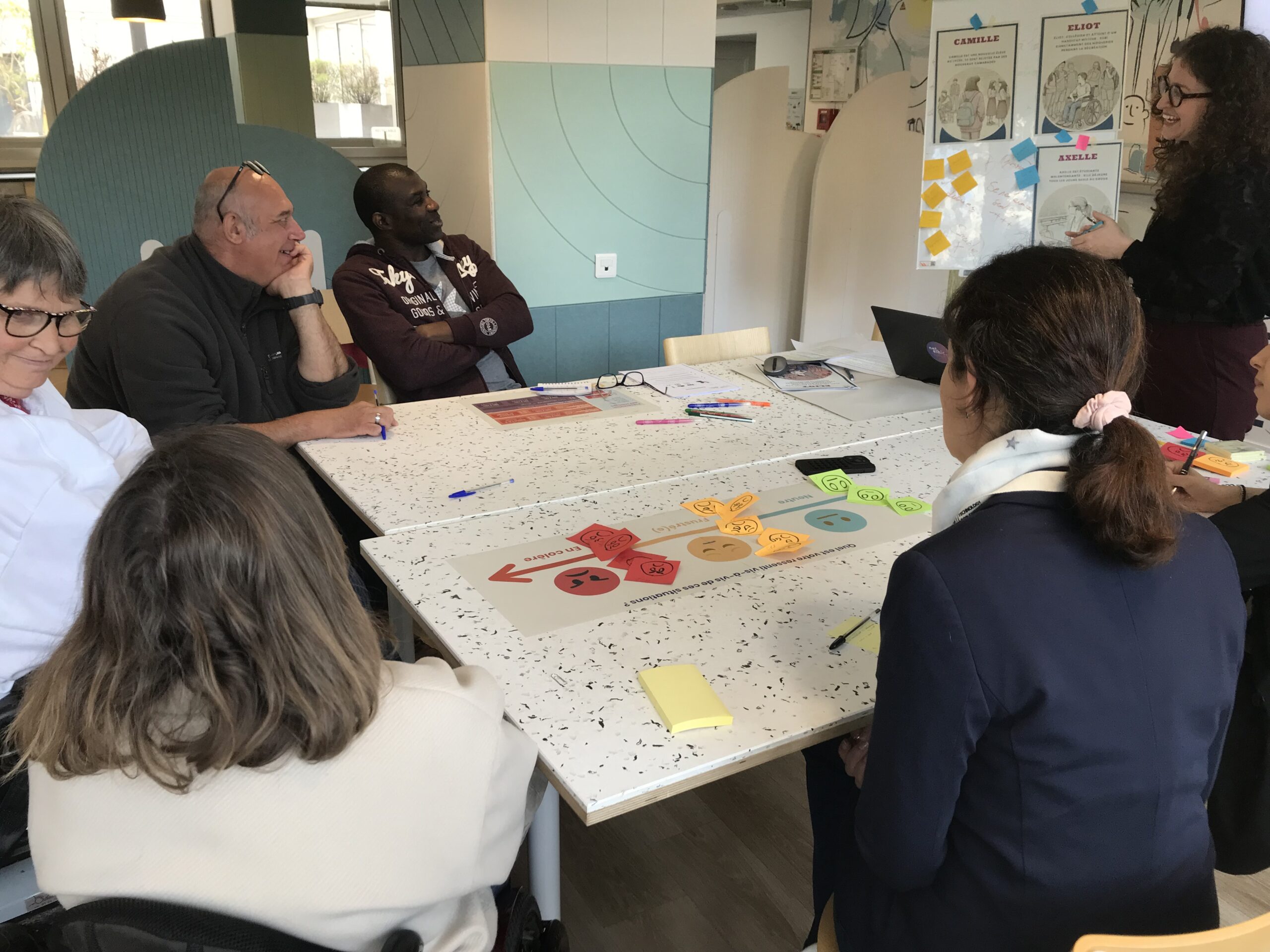 Photo d'un atelier de co-conception montrant les participants qui échangent avec le porteur de projet