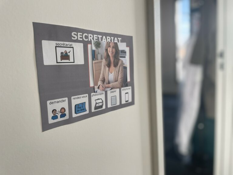 La signalétique informe de la présence de la secrétaire. Signalétique proposée par CAApable