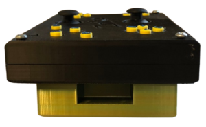 Point d'insertion des sangles de maintien sur les côtés de la manette Zniko